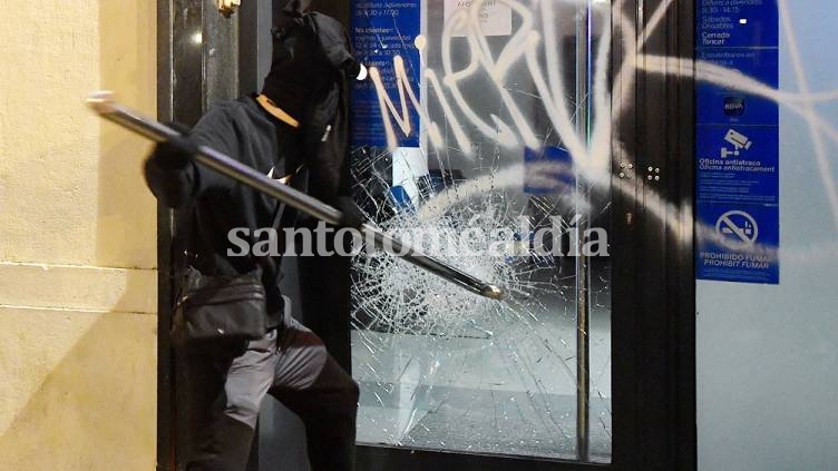 Sexta noche de protestas en Cataluña por la prisión del rapero, la primera sin disturbios
