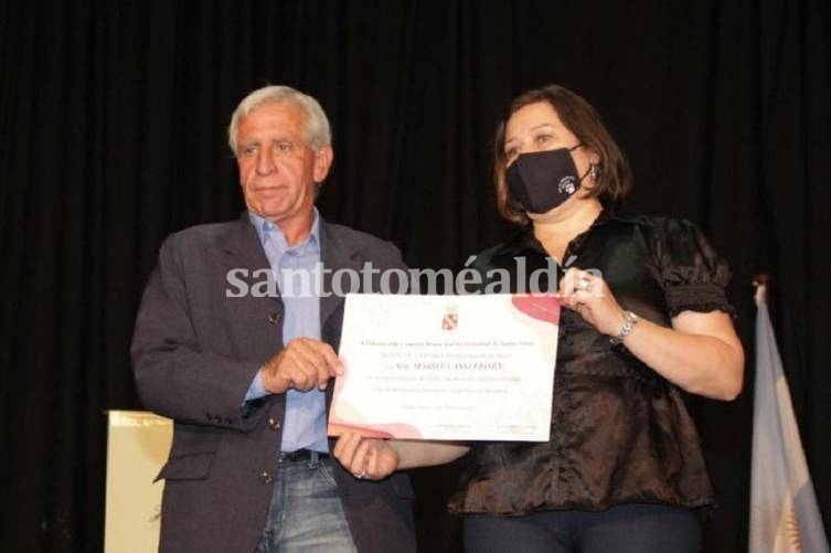 Alí distinguió a Mariela Asselborn y reclamó por el boleto gratuito para el personal de la salud