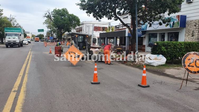 Realizan reparaciones en el pavimento frente al parador de colectivos