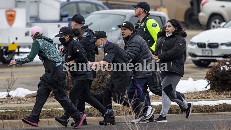 Murieron diez personas en un tiroteo en un supermercado en Colorado
