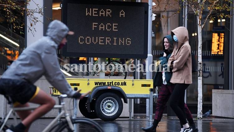 Inglaterra relaja restricciones pero el gobierno pide precaución a los ciudadanos
