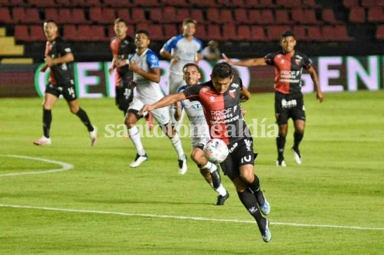 Con tres fechas por delante, el Sabalero sigue en lo más alto, pero solo ganó uno de los últimos cuatro partidos.