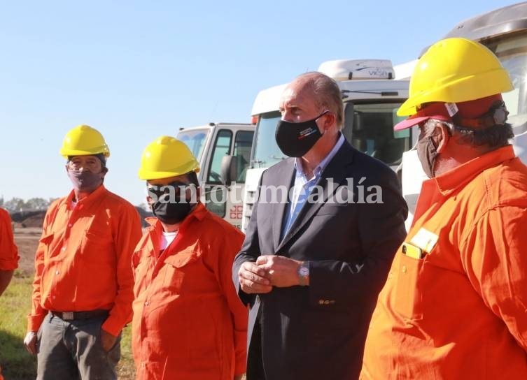 El gobernador Omar Perotti suscribió este jueves el acta de inicio de la obra del primer tramo de la autopista de la ruta nacional N°33.