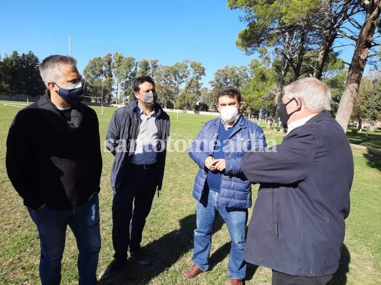 Alvizo y Busatto visitaron el club Cha Roga e hicieron entrega de una ayuda económica