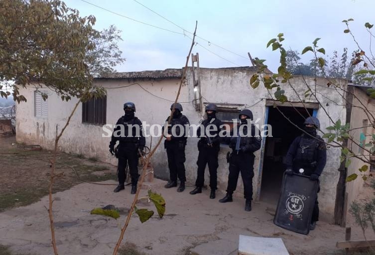 Realizaron 12 allanamientos en barrio Los Hornos por robos en zonas rurales