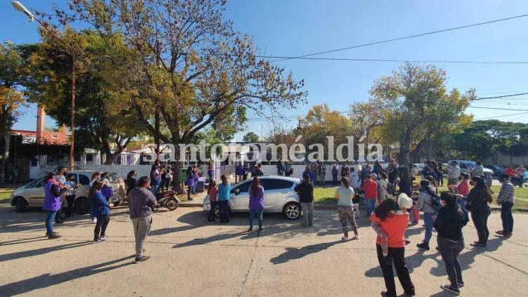 Abrazo simbólico al Jardín Municipal para el regreso de las clases