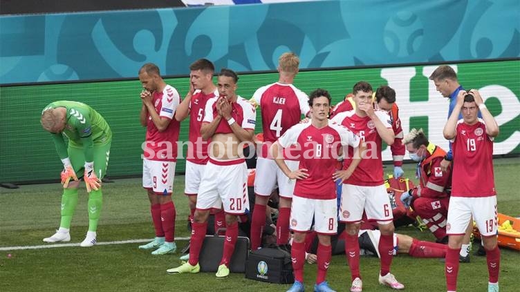 El danés Eriksen se desvaneció durante el partido.