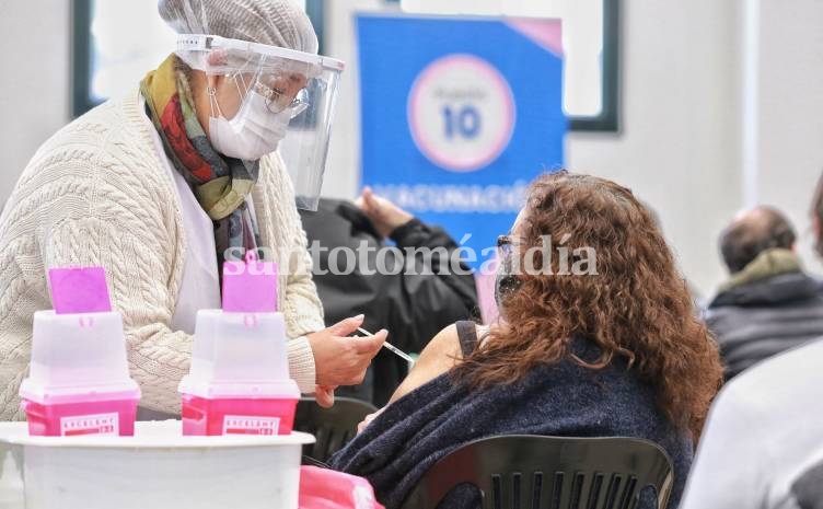 Con la distribución de 900 mil dosis de Moderna comienzan a vacunar adolescentes en todo el país