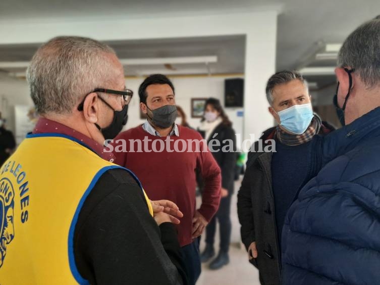Alvizo y Busatto entregaron un apoyo económico al Club de Leones 