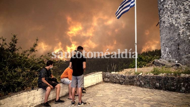 El fuego avanza sin control en Grecia y ya consumió más de 70 mil hectáreas