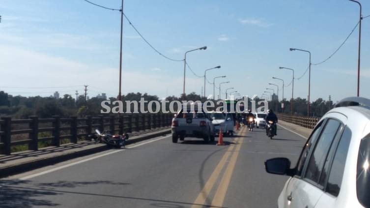 Tránsito con demoras en el Puente Carretero por un accidente