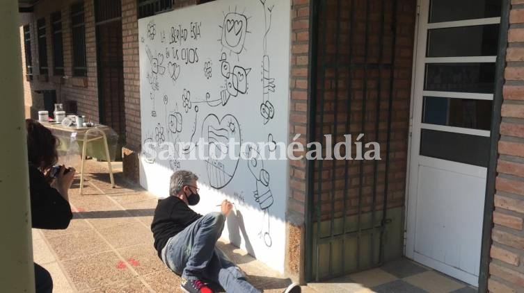 Emilio Ferrero realizó una intervención de un mural en el Jardín N° 8112 