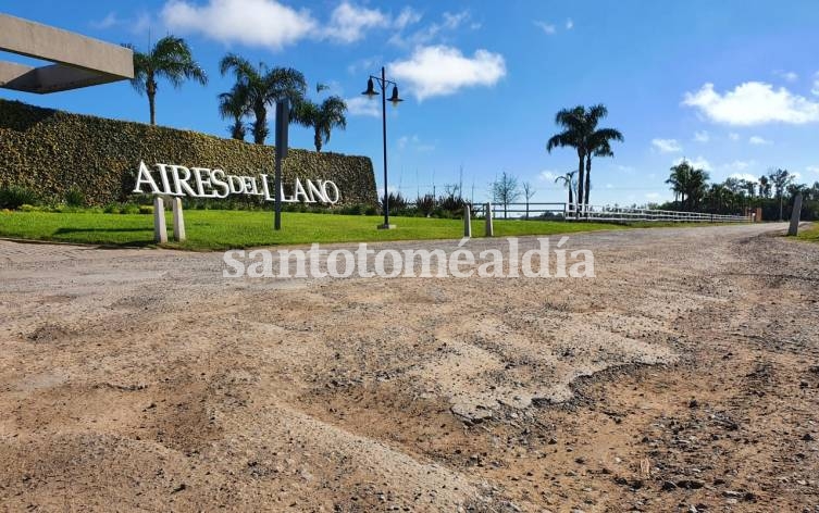 Vecinos de la zona de barrios privados reclaman por el mal estado en el que se encuentra el camino de acceso. (Foto: Santotoméaldía)