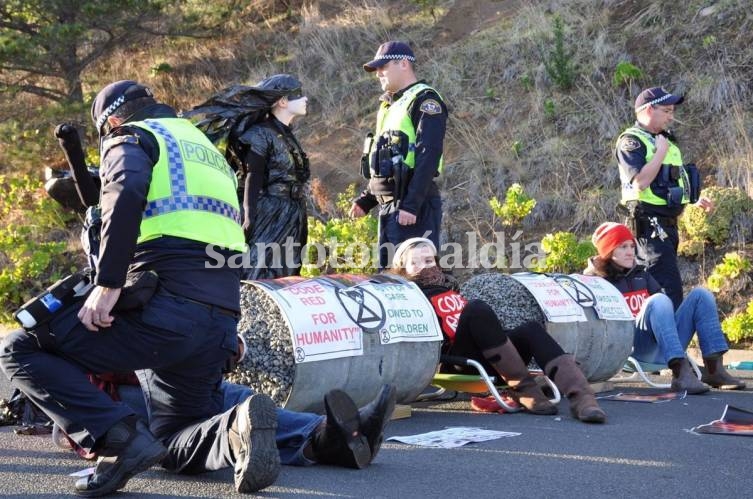 Disturbios y más de 200 detenidos en Australia en una protesta contra el confinamiento
