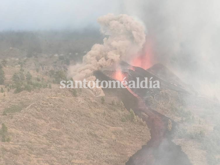 Miles de evacuados por la erupción del volcán Cumbre Vieja en las islas Canarias
