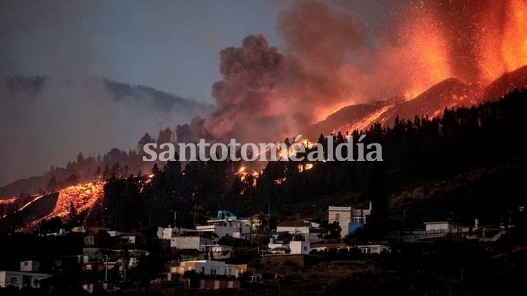 La lava del volcán en Canarias lleva arrasadas 154 hectáreas y 320 edificaciones