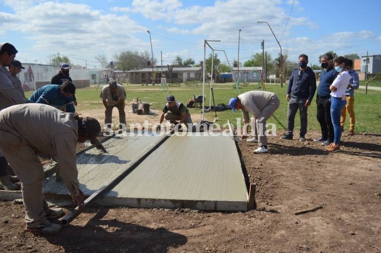 Comenzaron las tareas de hormigonado para la construcción del nuevo playón deportivo de usos múltiples en el barrio San Cayetano.