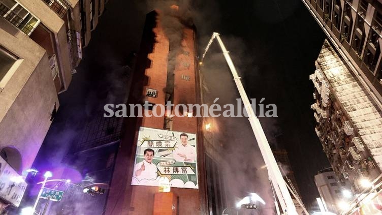 Un incendio en un edificio de Taiwán dejó 46 muertos y decenas de heridos