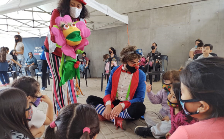 La provincia organiza juegos y actividades para acompañar la vacunación de niños y niñas