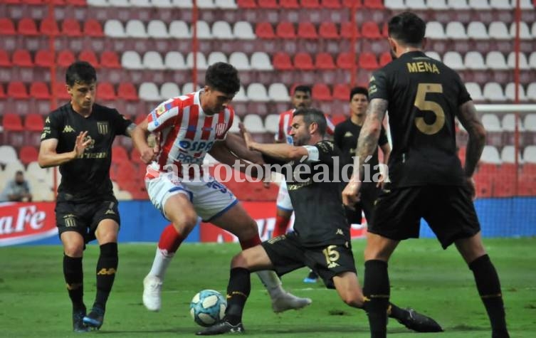 Unión se enfrenta a Racing, un rival directo por la clasificación a la Sudamericana. (Foto de archivo)