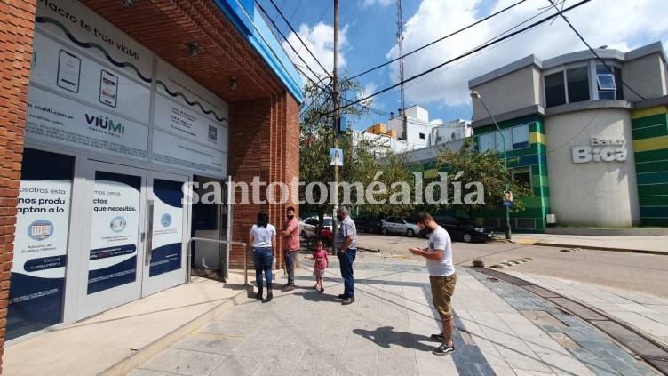 Los bancarios acordaron un adelanto de paritarias y el sueldo mínimo roza los $137 mil