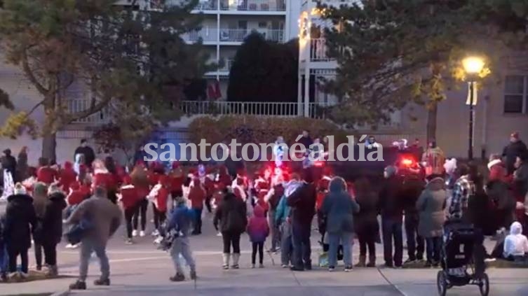 Cinco muertos y 40 heridos por una camioneta que embistió un desfile navideño en EEUU