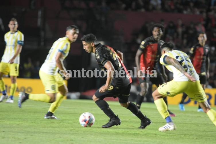Colón fue goleado por Rosario Central y terminó con uno menos por la expulsión de Meza. (Foto: El Litoral)
