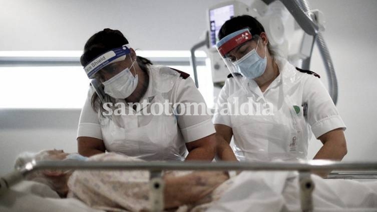 Reino Unido confirmó la primera muerte por la variante Ómicron