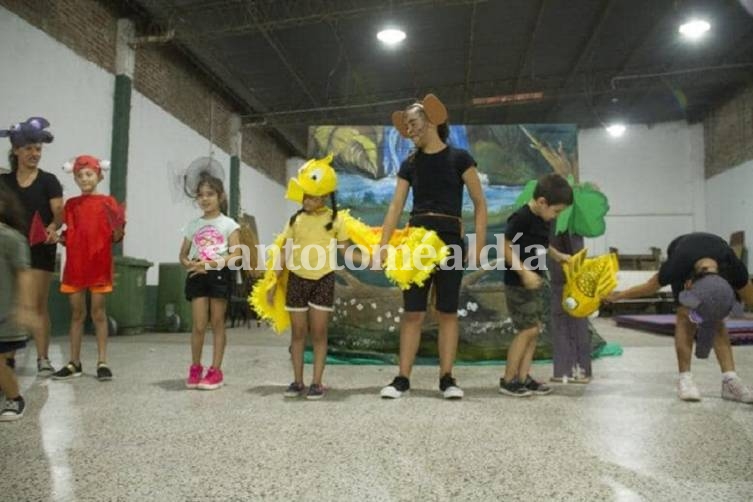 Los alumnos desarrollaron una escenografía y presentaron una obra basada en el cuento 