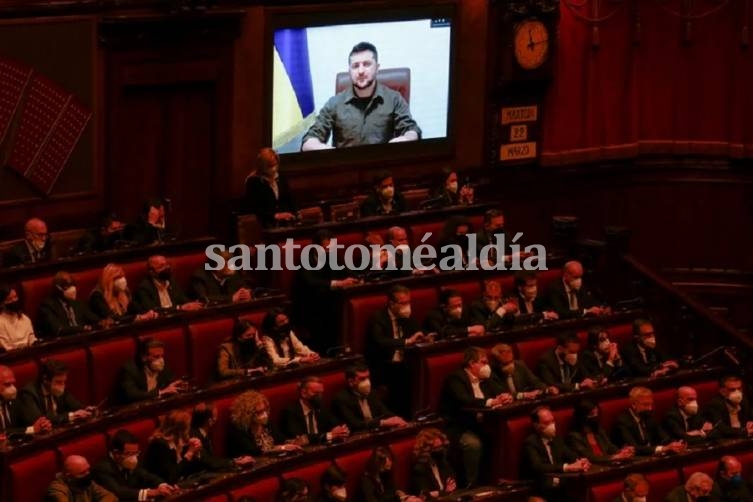 Volodimir Zelensky dialogó con el papa Francisco, le pidió mediar con Rusia y lo invitó a visitar Ucrania