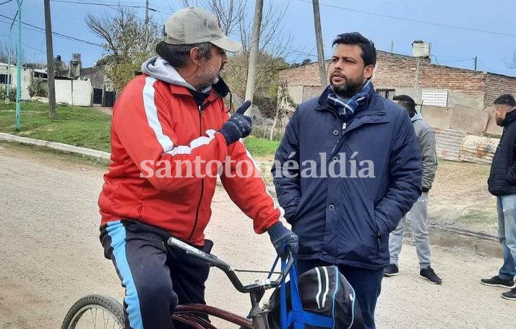 Alvizo visitó el barrio Villa Libertad y dialogó con los vecinos sobre las problemáticas del lugar.