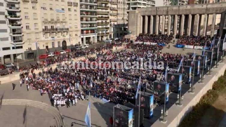 Cinco mil chicos le cantaron el “feliz cumpleaños” a Lionel Messi en el Monumento a la Bandera de Rosario.
