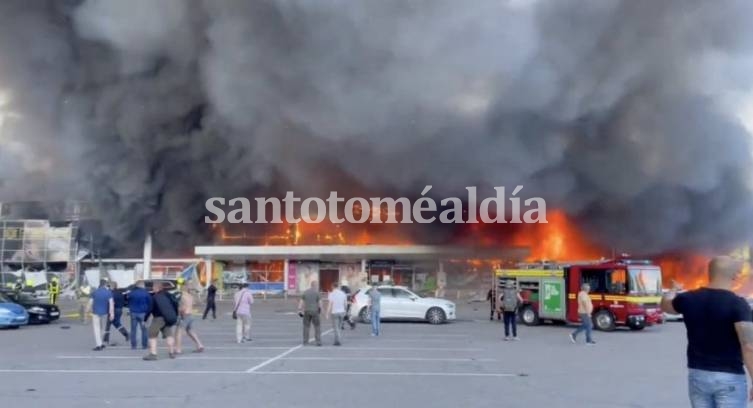 Un misil ruso destruyó un centro comercial en Ucrania: al menos 10 muertos y 40 heridos