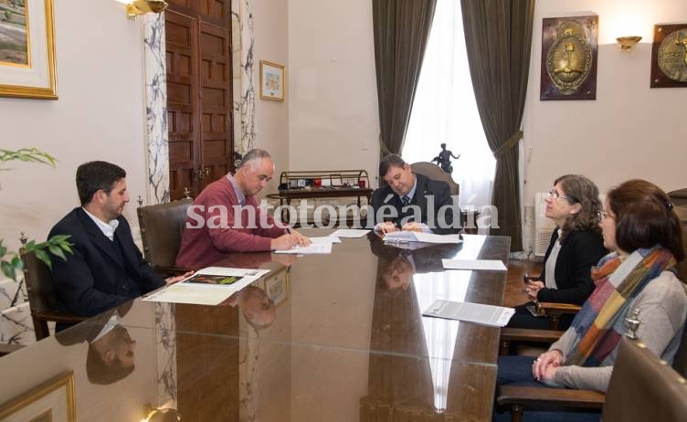 El convenio se firmó este lunes en el Rectorado de la UNL.