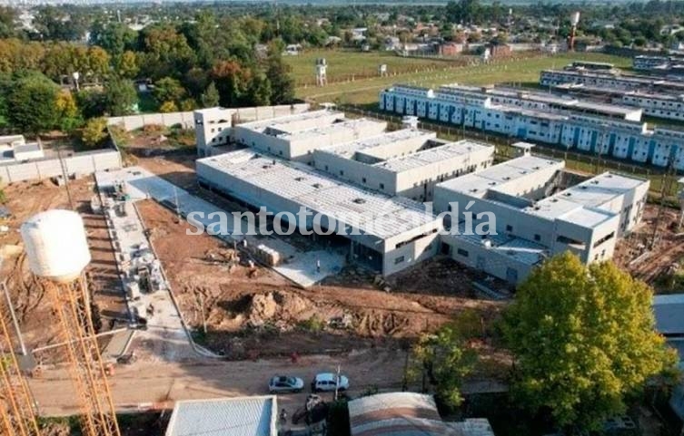 La obra comprende la construcción completa de un Módulo de Alcaidía, un Edificio de Gobierno e infraestructura que complementa los espacios principales.