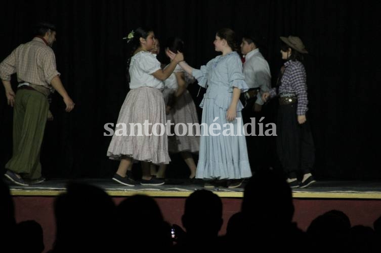 Noche de danza folklórica en el 