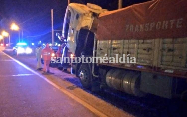 El camión estaba cargado con arena y que el conductor se negó a firmar el acta de infracción.