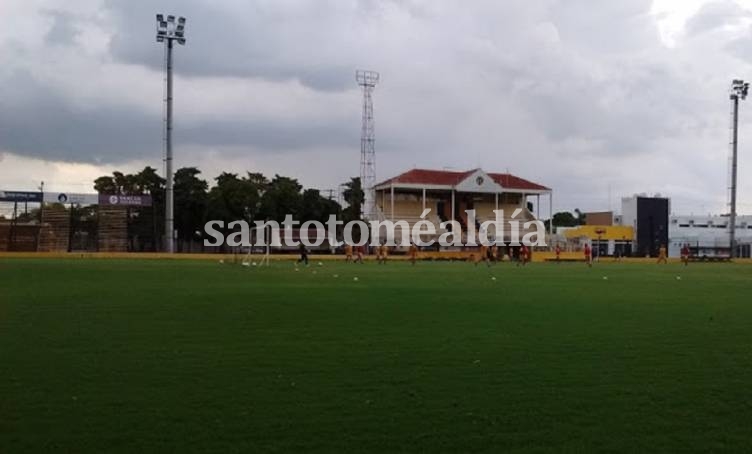 El partido se disputará en el estadio Dr. Plácido Tita, con arbitraje de Diego Saracho.