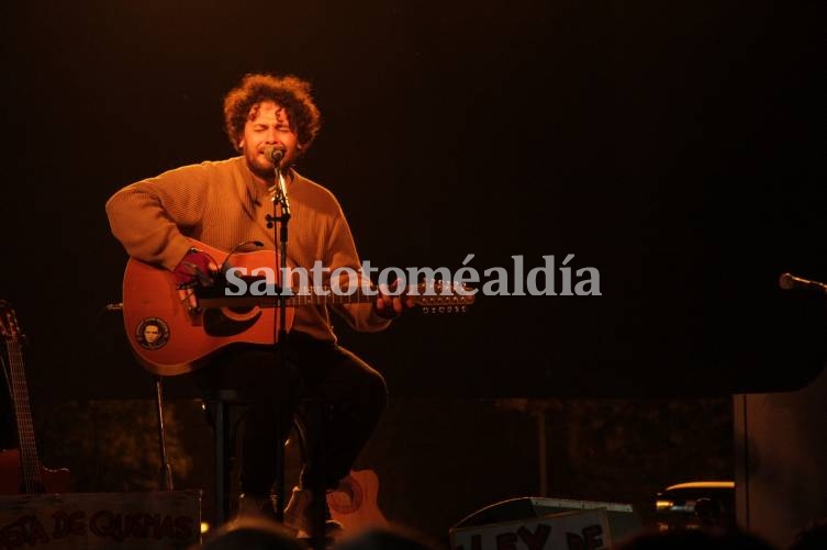 El reconocido cantante y compositor de música folklórica se presentó el sábado por la noche.