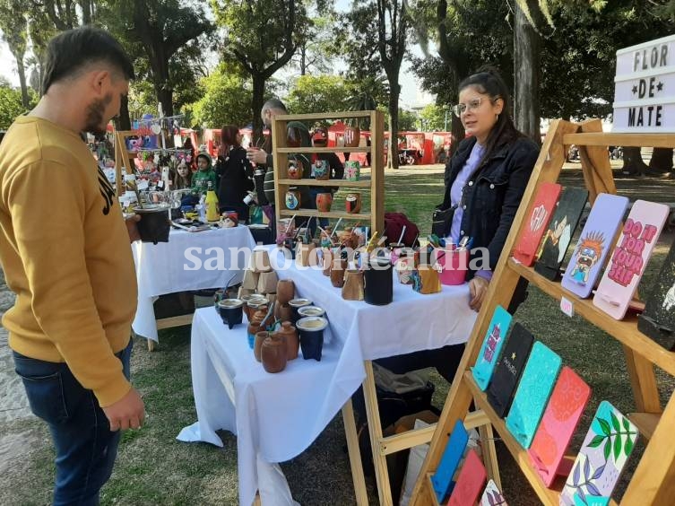 Los vecinos podrán recorrer los puestos y descubrir una gran variedad de productos elaborados en la ciudad a partir de las 15 horas.