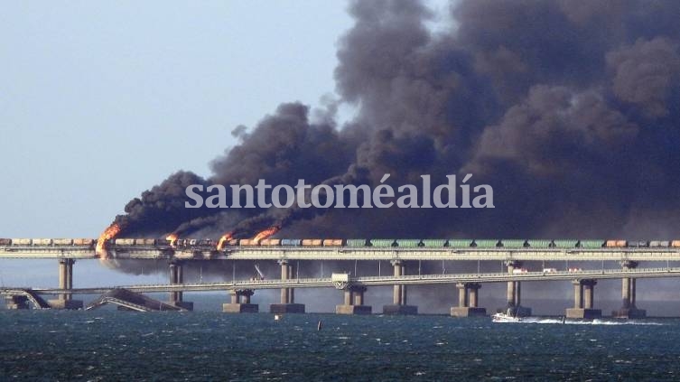 Tres muertos por la explosión de un camión bomba en el puente de Crimea