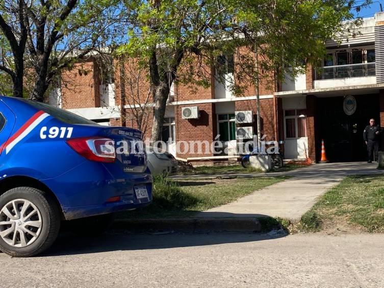 El sujeto estaba preso en la 12 por robar elementos de un auto estacionado. (Foto: Santotomealdia)