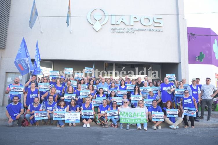 El gremio que nuclea a los docentes de la educación pública reclamó ante la sede de la obra social.