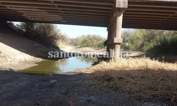 Junto al lecho del arroyo, se observa el pedazo de cemento encontrado por el trabajador. (Foto: El Litoral)
