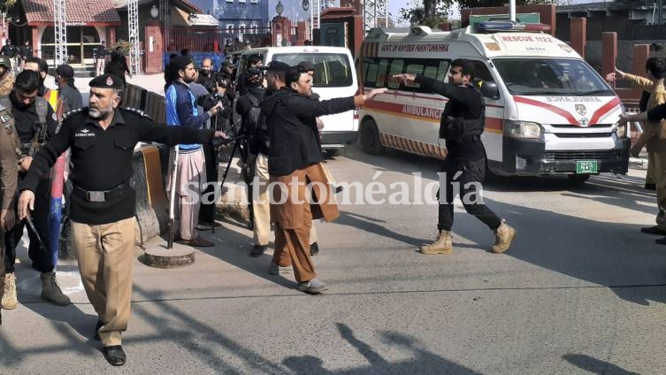 Al menos 34 muertos y 150 heridos tras una explosión en una mezquita en Pakistán
