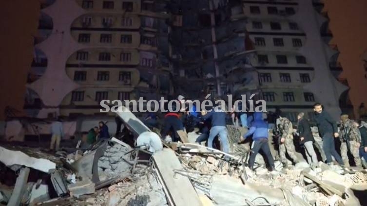 Devastador terremoto de 7,8 en Turquía deja cientos de muertos y miles de edificios destruidos