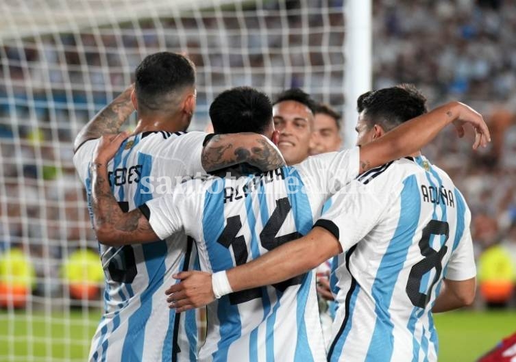 Argentina celebró la obtención de la Copa del Mundo con un triunfo. (Foto: NA)