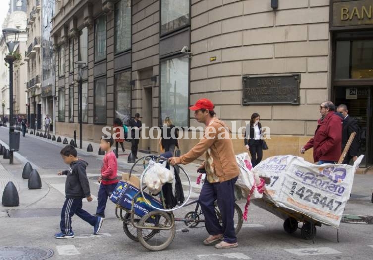 La pobreza aumentó y afecta al 39,2% de la población, según el INDEC