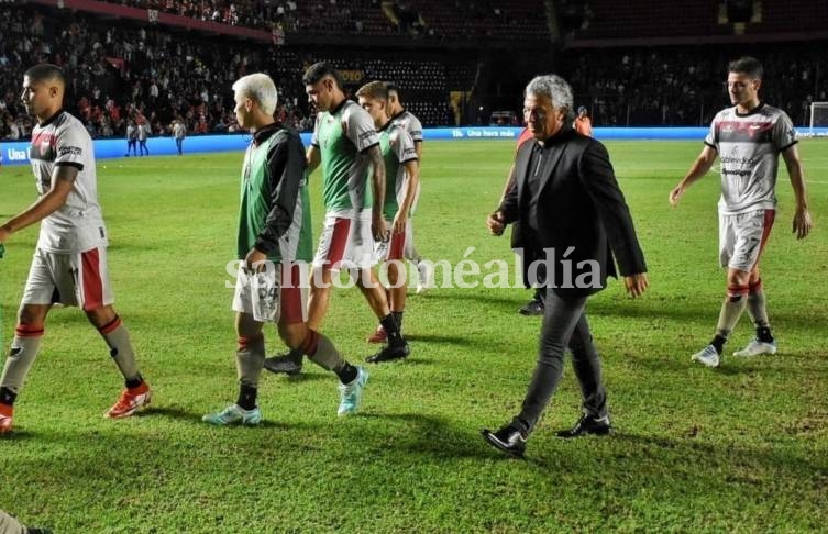 Gorosito y el equipo se retiraron con silbidos del estadio. (Foto: El Litoral)