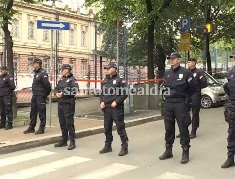 Personas y funcionarios en la puerta de una escuela en el centro de Belgrado, Serbia, el 3 de mayo de 2023. (Foto: NA)